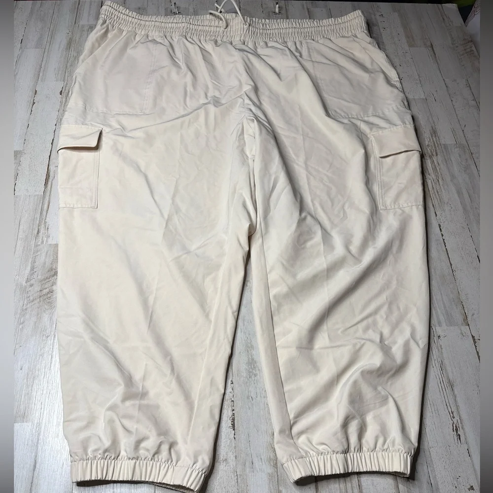 Old Navy Strechtech Lightweight Jogger Womens Cream Cargo Pants 3X & 4X - Picture 8 of 16